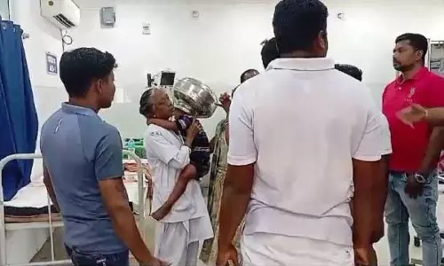 खेल रहे बच्चे का सिर बर्तन में फंसा, परिजनों के पैरों तले खिसक गई जमीन, फिर... खेल रहे बच्चे का सिर बर्तन में फंसा, परिजनों के पैरों तले खिसक गई जमीन, फिर...