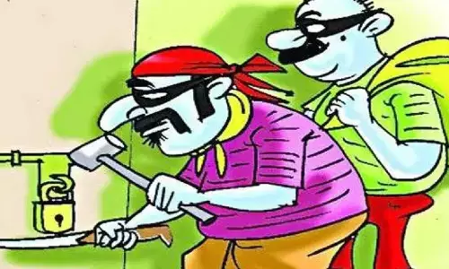 Kasganj: शिव मंदिर चोरी , मूर्ति-घंटे और निकाल कर ले गए दानपात्र