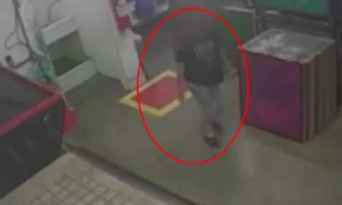 ऑफिस का बेहद चौंकाने वाला VIDEO, महिला ने ये क्या कर डाला!