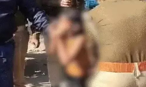 Lucknow: परिवार ने मुख्यमंत्री आवास के पास आत्मदाह का प्रयास किया Lucknow: परिवार ने मुख्यमंत्री आवास के पास आत्मदाह का प्रयास किया