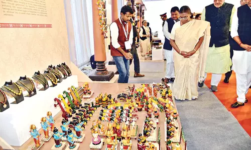 Andhra: राष्ट्रपति ने एटिकोपका में स्टॉल का निरीक्षण किया Andhra: राष्ट्रपति ने एटिकोपका में स्टॉल का निरीक्षण किया