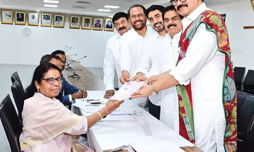 MLC सीट के लिए नागाबाबू का नामांकन MLC सीट के लिए नागाबाबू का नामांकन