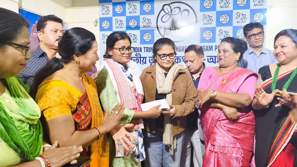 टीएमसी Assam उत्तराखंड की बाइकर नानी के साथ खड़ी टीएमसी Assam उत्तराखंड की बाइकर नानी के साथ खड़ी