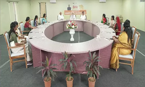 PM Modi ने अंतरराष्ट्रीय महिला दिवस पर नवसारी में लखपति दीदी से बातचीत की