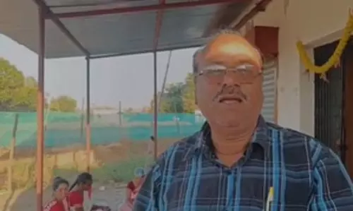 महिलाएं प्राकृतिक तरीकों से बना रहीं गुलाल