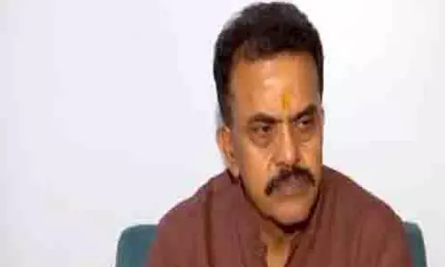 शिवसेना ने राहुल गांधी की धारावी यात्रा की आलोचना की शिवसेना ने राहुल गांधी की धारावी यात्रा की आलोचना की