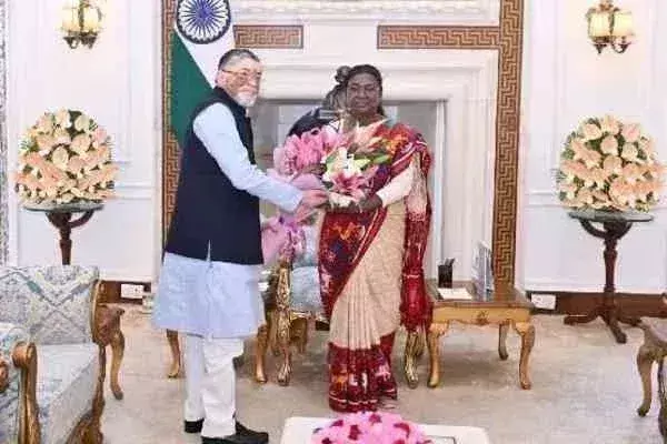 Ranchi: राष्ट्रपति द्रौपदी मुर्मू से मिले राज्यपाल संतोष कुमार गंगवार Ranchi: राष्ट्रपति द्रौपदी मुर्मू से मिले राज्यपाल संतोष कुमार गंगवार