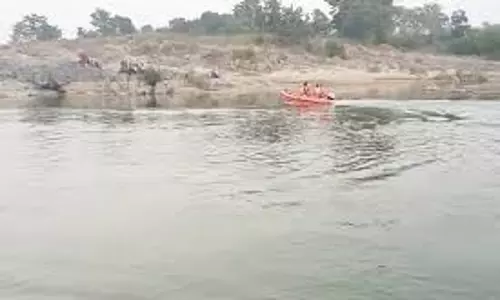 Lakhimpur Kheri: पानी में गिरे मनोज की तलाश दूसरे दिन भी जारी Lakhimpur Kheri: पानी में गिरे मनोज की तलाश दूसरे दिन भी जारी
