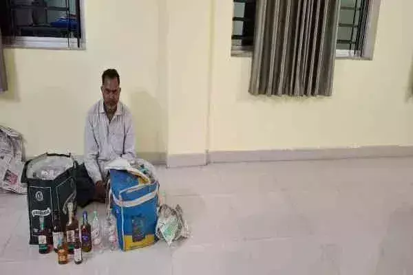 Saraikela: चांडिल स्टेशन पर अवैध अंग्रेजी शराब के साथ एक गिरफ्तार Saraikela: चांडिल स्टेशन पर अवैध अंग्रेजी शराब के साथ एक गिरफ्तार