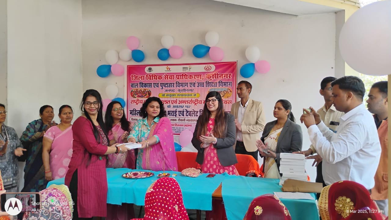 अंतर्राष्ट्रीय महिला दिवस पर छात्राओं को मिला टैबलेट, खिल उठे चेहरे