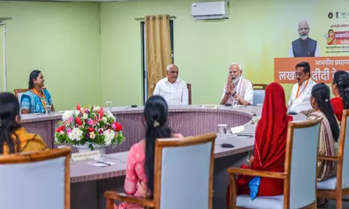 PM Modi ने गुजरात में अनोखे बोर्डरूम अंदाज में लखपति दीदियों से बातचीत की