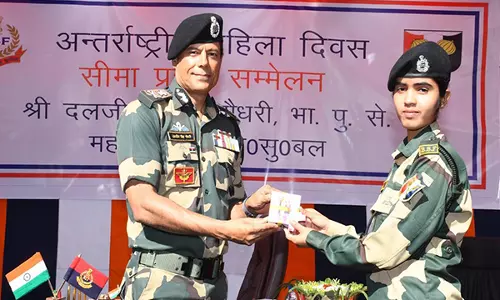 BSF DG दलजीत चौधरी ने जम्मू सीमा पर सुरक्षा की समीक्षा की, महिला कर्मियों को किया सम्मानित