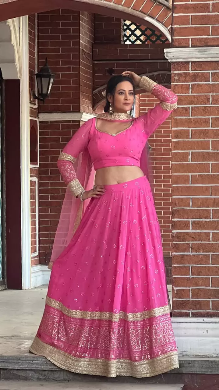 जसवीर कौर लहंगे में नजर आई