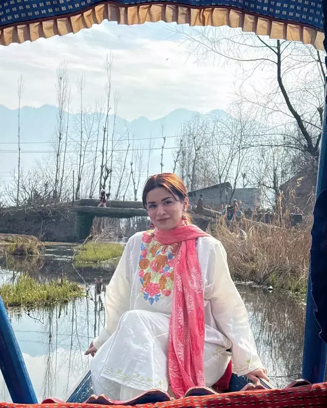 कश्मीर की वादियों में सादगी बिखेरती नजर आईं
