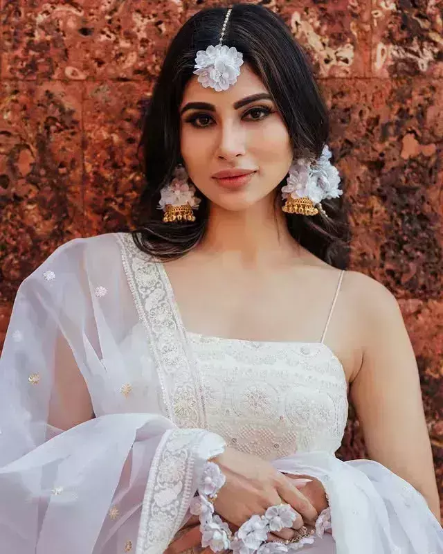 एथनिक लुक में कहर बरपाती दिखीं मौनी रॉय