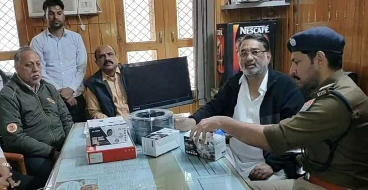 Punjab: अबोहर व्यापार मंडल ने पुलिस को सीसीटीवी कैमरे दान किए Punjab: अबोहर व्यापार मंडल ने पुलिस को सीसीटीवी कैमरे दान किए