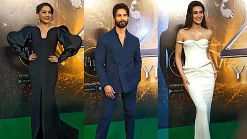 IIFA Green Carpet : माधुरी और कृति के ग्लैमरस लुक ने बिखेरा जलवा IIFA Green Carpet : माधुरी और कृति के ग्लैमरस लुक ने बिखेरा जलवा