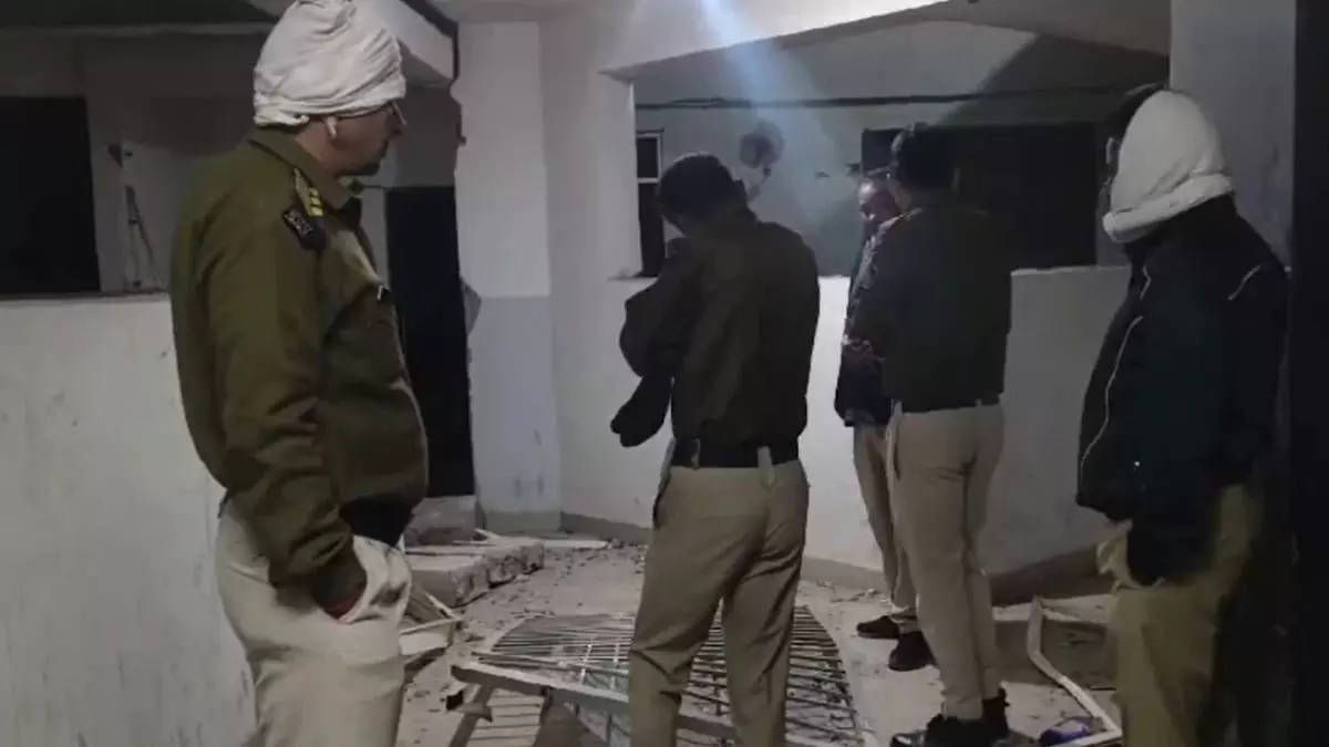 रील्स के चक्कर में देवर-भाभी ने किया बड़ा कांड, 7 मंजिला इमारत के सभी लोग सहमे रील्स के चक्कर में देवर-भाभी ने किया बड़ा कांड, 7 मंजिला इमारत के सभी लोग सहमे