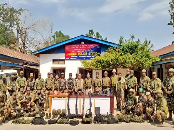 Manipur: सुरक्षा बलों के संयुक्त अभियान में हथियार और गोला-बारूद बरामद Manipur: सुरक्षा बलों के संयुक्त अभियान में हथियार और गोला-बारूद बरामद