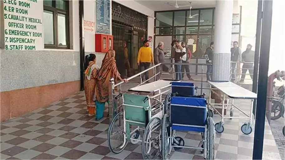 Jammu-Kashmir: अस्पताल में अचानक मची भगदड़, जान बचाकर भागे लोग Jammu-Kashmir: अस्पताल में अचानक मची भगदड़, जान बचाकर भागे लोग
