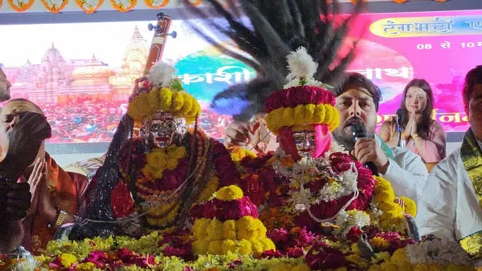 Kashi Vishwanath: भक्तों ने खेली फूलों की होली, मंदिर में दिखी रंगभरी एकादशी की धूम Kashi Vishwanath: भक्तों ने खेली फूलों की होली, मंदिर में दिखी रंगभरी एकादशी की धूम