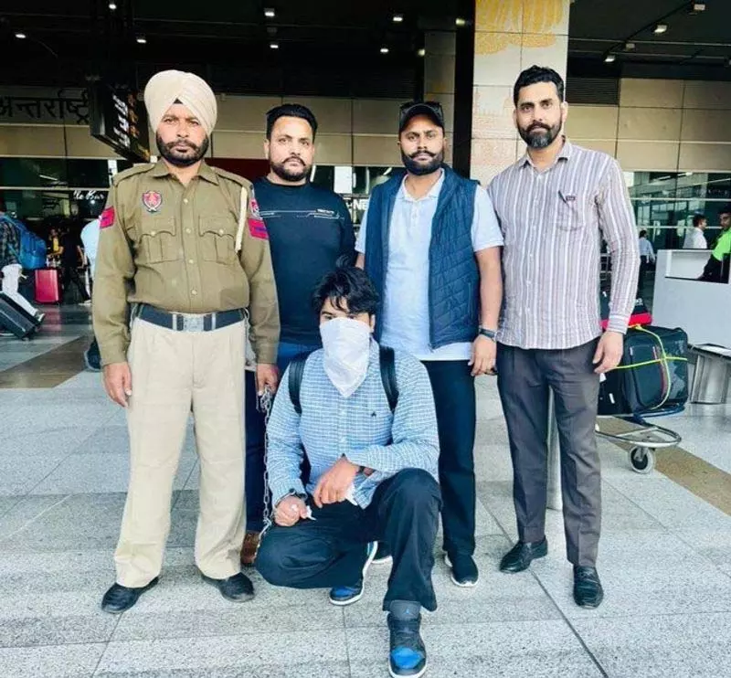 पंजाब पुलिस ने बीकेआई कार्यकर्ता सचिनदीप सिंह को दिल्ली हवाई अड्डे पर गिरफ्तार किया पंजाब पुलिस ने बीकेआई कार्यकर्ता सचिनदीप सिंह को दिल्ली हवाई अड्डे पर गिरफ्तार किया