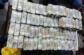 पांच तस्करों की 2.61 करोड़ रुपये की संपत्ति जब्त पांच तस्करों की 2.61 करोड़ रुपये की संपत्ति जब्त