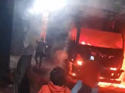 आग की चपेट में गैस सिलेंडर से लदा वाहन, देखकर अटक गई लोगों की सांसें आग की चपेट में गैस सिलेंडर से लदा वाहन, देखकर अटक गई लोगों की सांसें