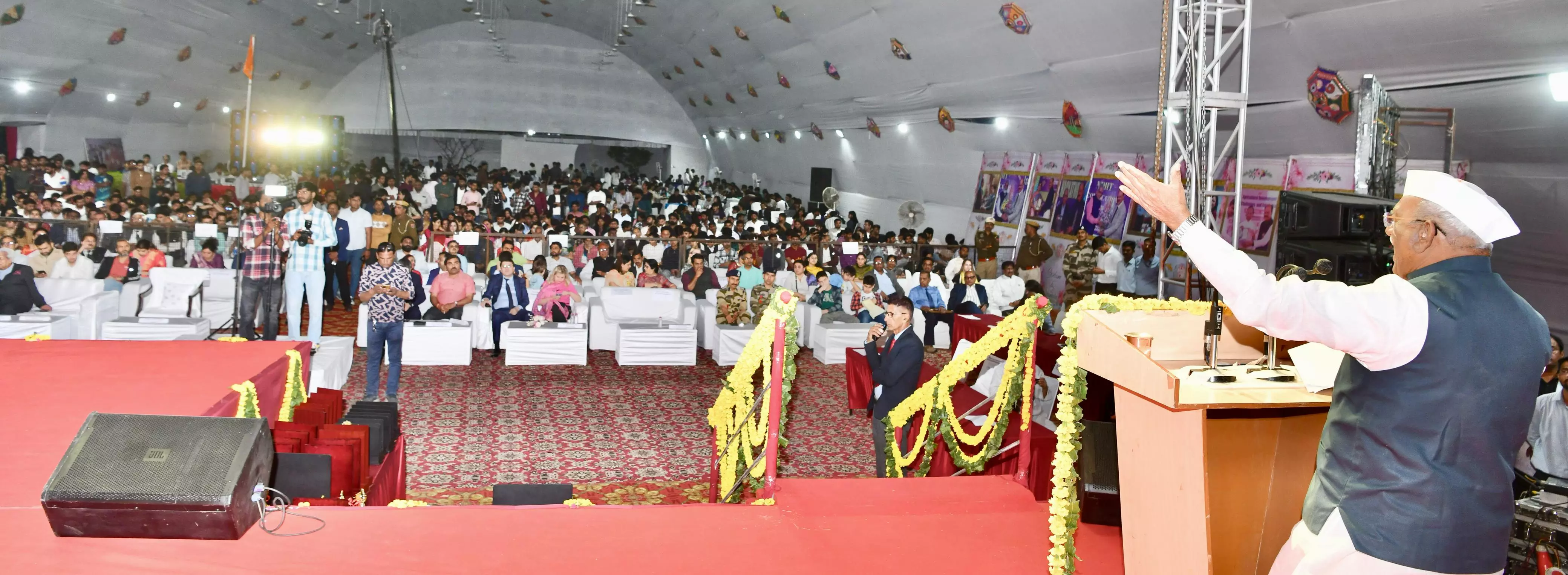 Jaipur: प्राचीन ज्ञान को आधुनिक दृष्टि से जोड़ते हुए युवा विकसित भारत के सहभागी बनें—राज्यपाल Jaipur: प्राचीन ज्ञान को आधुनिक दृष्टि से जोड़ते हुए युवा विकसित भारत के सहभागी बनें—राज्यपाल
