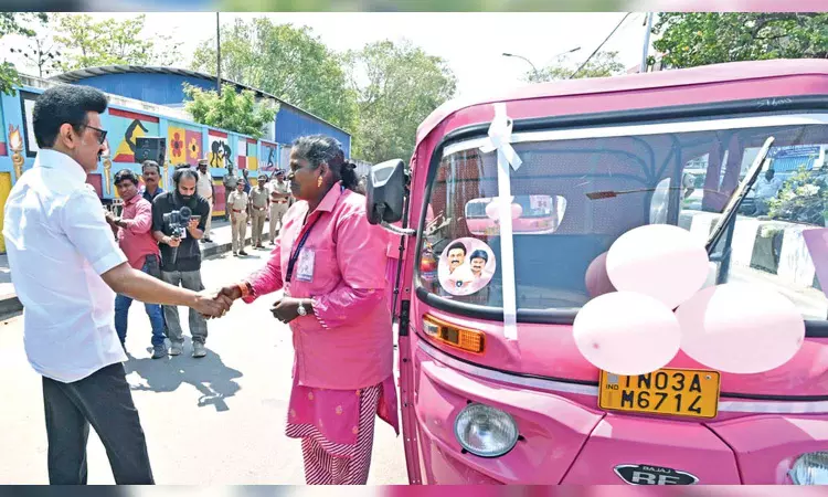 थोझी हॉस्टल, गुलाबी ऑटो CM स्टालिन के महिला दिवस उपहारों में सबसे ऊपर थोझी हॉस्टल, गुलाबी ऑटो CM स्टालिन के महिला दिवस उपहारों में सबसे ऊपर