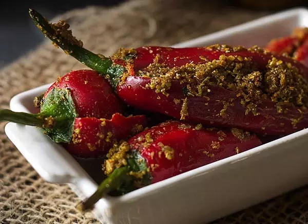 Recipe: घर पर झटपट बनाएं भरवां लाल मिर्च का अचार Recipe: घर पर झटपट बनाएं भरवां लाल मिर्च का अचार