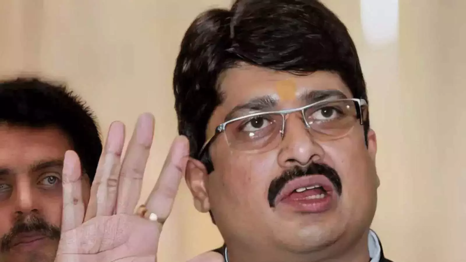 राजा भैया के खिलाफ FIR, जानिए क्यों कसा कानून का शिकंजा राजा भैया के खिलाफ FIR, जानिए क्यों कसा कानून का शिकंजा