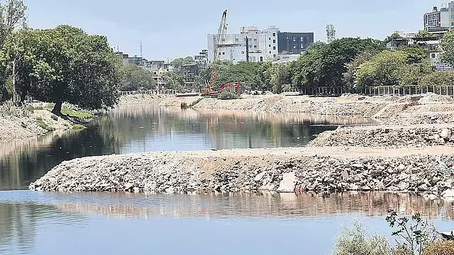 Bengaluru: स्थानीय लोगों ने उन लोगों को सबक सिखाया जो झील में कचरा डालकर उसे प्रदूषित कर रहे Bengaluru: स्थानीय लोगों ने उन लोगों को सबक सिखाया जो झील में कचरा डालकर उसे प्रदूषित कर रहे