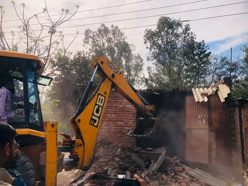 Punjab : जेल में बंद ड्रग तस्कर का घर ढहाया गया Punjab : जेल में बंद ड्रग तस्कर का घर ढहाया गया