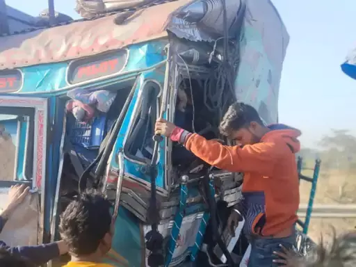 ब्रेक फेल होने पर रॉन्ग साइड में खड़ी थी ट्रेलर, टक्कर से ट्रक ड्राइवर की मौत ब्रेक फेल होने पर रॉन्ग साइड में खड़ी थी ट्रेलर, टक्कर से ट्रक ड्राइवर की मौत