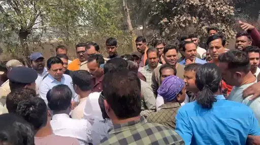 अधिकारी और पुलिस भी पीछे हटे चक्काजाम देखकर, जर्जर सड़क को लेकर ग्रामीणों में रोष अधिकारी और पुलिस भी पीछे हटे चक्काजाम देखकर, जर्जर सड़क को लेकर ग्रामीणों में रोष