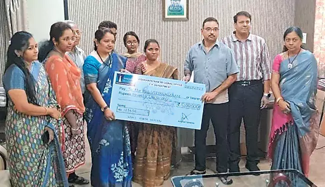 Andhra: सड़क दुर्घटना में मृत कर्मचारी के परिवार को 70 लाख रुपये का मुआवजा Andhra: सड़क दुर्घटना में मृत कर्मचारी के परिवार को 70 लाख रुपये का मुआवजा