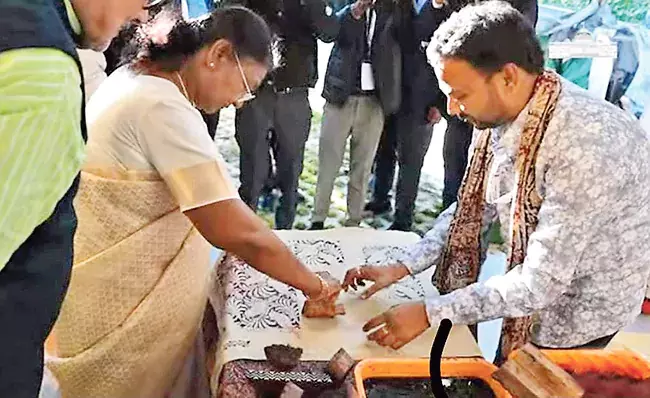 राष्ट्रपति ने पेडना के कलंकरी कलाकार JD श्रीनिवास द्वारा लगाए गए स्टॉल का दौरा किया राष्ट्रपति ने पेडना के कलंकरी कलाकार JD श्रीनिवास द्वारा लगाए गए स्टॉल का दौरा किया