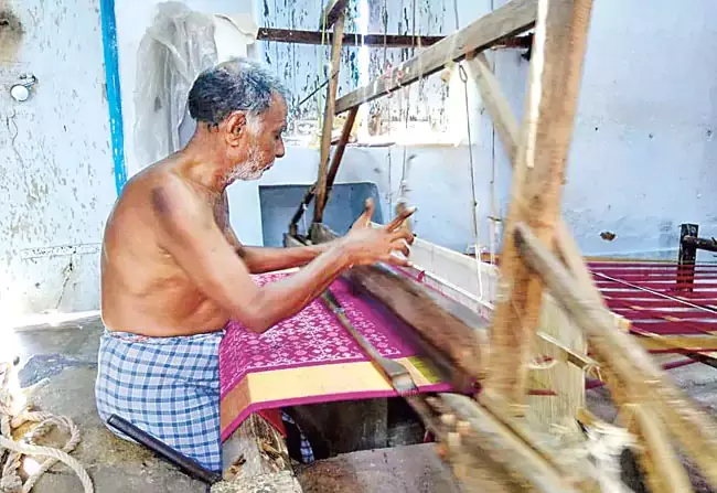 Telangana: सरकार ने हथकरघा श्रमिकों के लिए ऋण माफी योजना को हरी झंडी दी Telangana: सरकार ने हथकरघा श्रमिकों के लिए ऋण माफी योजना को हरी झंडी दी