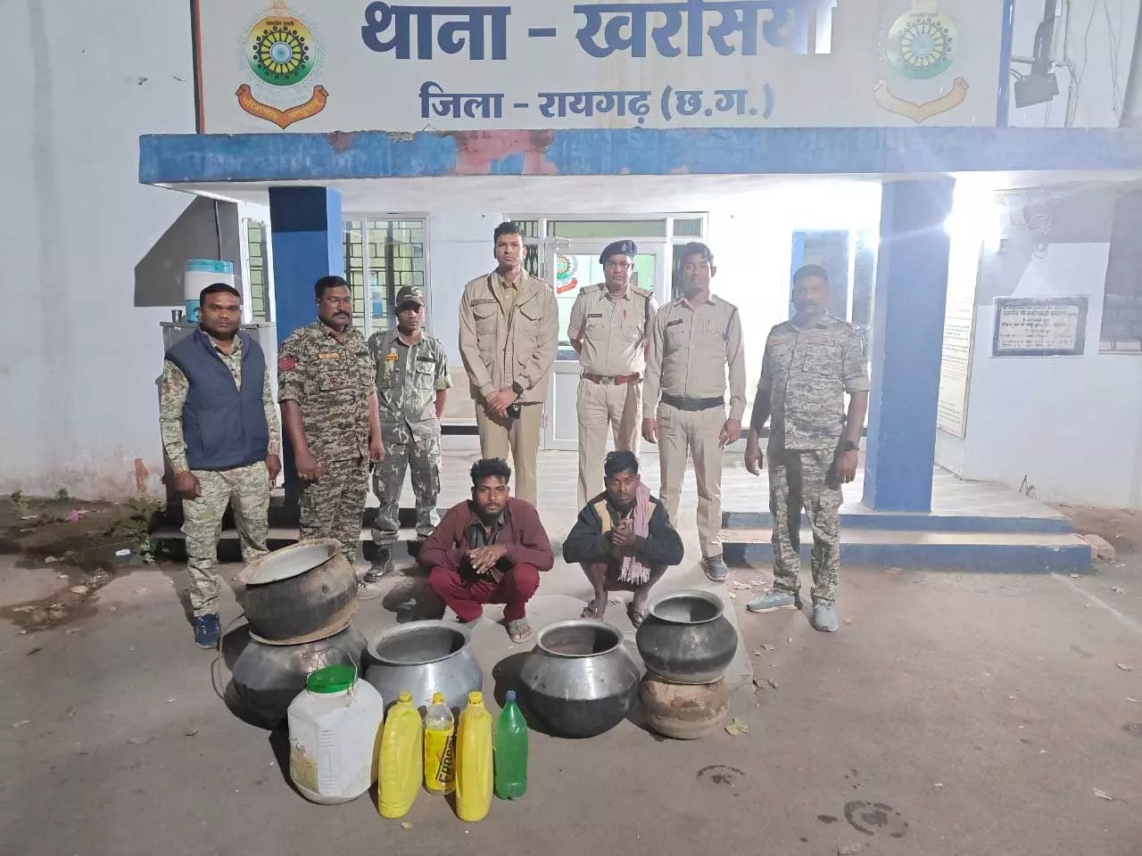 प्रशिक्षु IPS ने शराब कोचिया यहां मारी रेड, महुआ शराब जब्त प्रशिक्षु IPS ने शराब कोचिया यहां मारी रेड, महुआ शराब जब्त