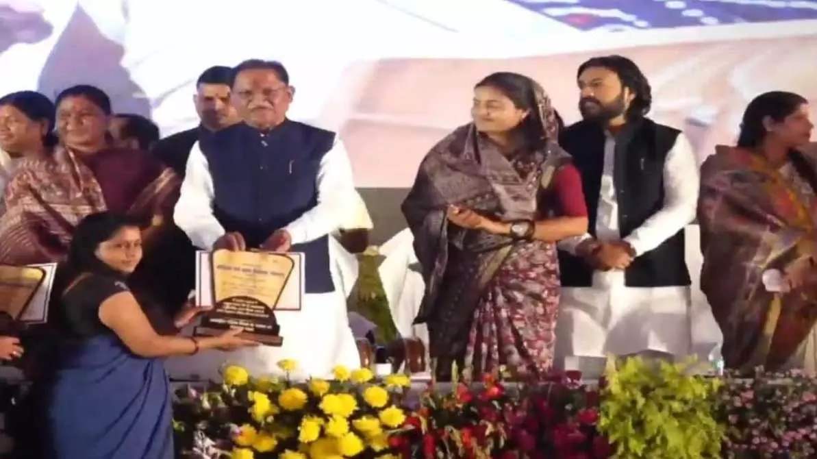 CM साय ने उत्कृष्ट कार्य पर राम कुमारी चौहान का किया सम्मान CM साय ने उत्कृष्ट कार्य पर राम कुमारी चौहान का किया सम्मान