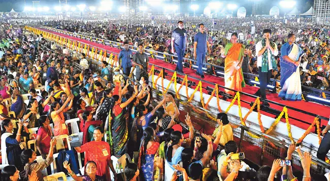 लड़कियां आर्थिक प्रगति की रीढ़ हैं : CM Revanth Reddy लड़कियां आर्थिक प्रगति की रीढ़ हैं : CM Revanth Reddy