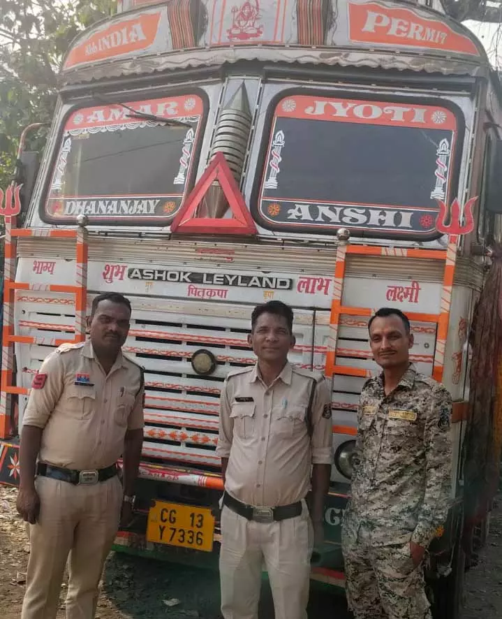 लाखों का लोहा-टीना कबाड़ जब्त, अवैध परिवहन पर पुलिस का एक्शन लाखों का लोहा-टीना कबाड़ जब्त, अवैध परिवहन पर पुलिस का एक्शन