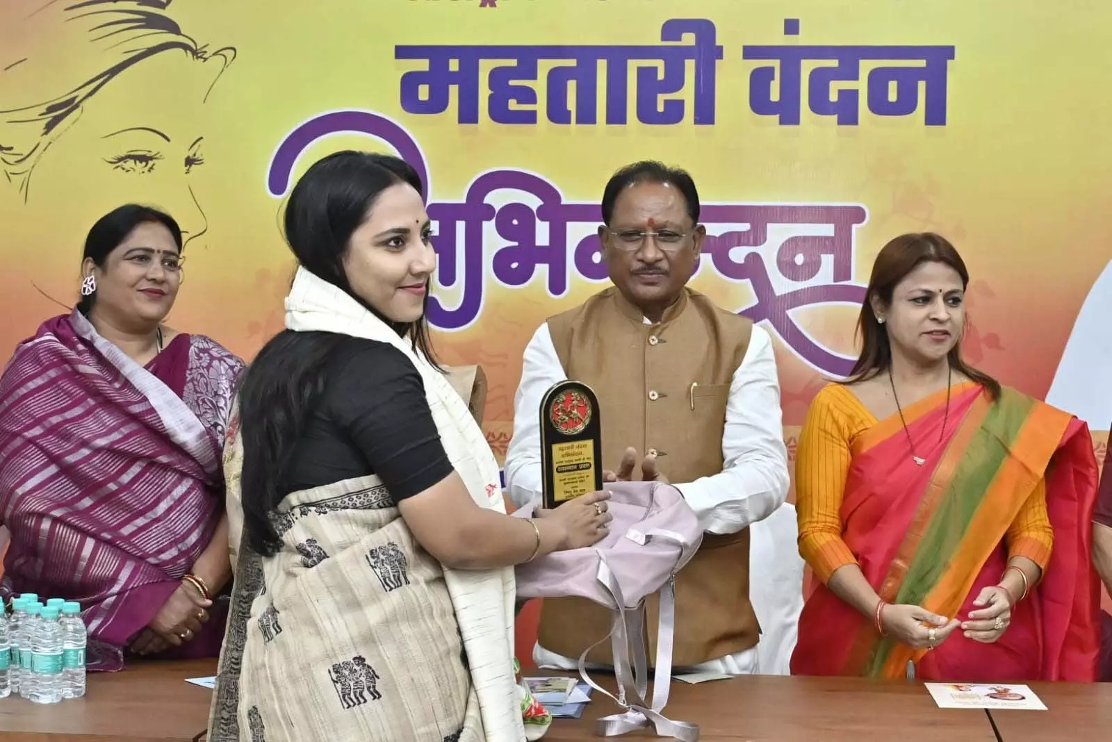 अंतर्राष्ट्रीय महिला दिवस पर ‘महतारी वंदन अभिनंदन’ का भव्य आयोजन अंतर्राष्ट्रीय महिला दिवस पर ‘महतारी वंदन अभिनंदन’ का भव्य आयोजन
