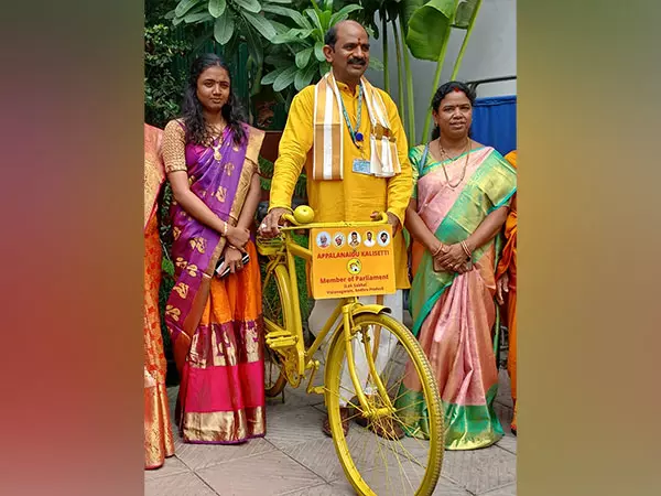 आंध्र: TDP सांसद कालीसेट्टी अप्पलानायडू ने तीसरे बच्चे के लिए प्रोत्साहन की पेशकश की आंध्र: TDP सांसद कालीसेट्टी अप्पलानायडू ने तीसरे बच्चे के लिए प्रोत्साहन की पेशकश की