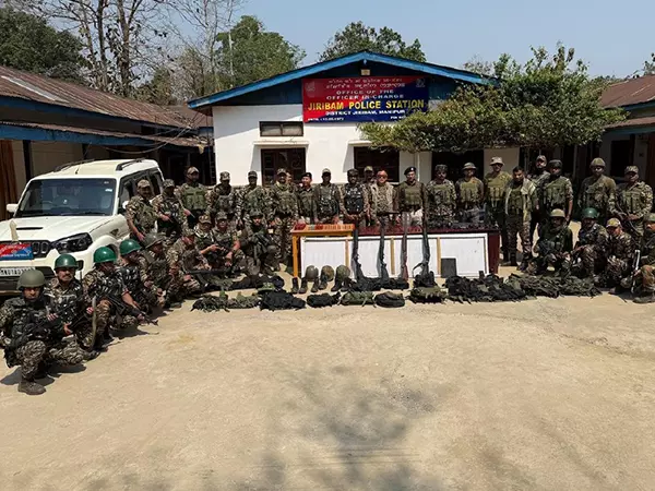 Manipur Police ने जारी सुरक्षा अभियान में हथियार और विस्फोटक जब्त किए Manipur Police ने जारी सुरक्षा अभियान में हथियार और विस्फोटक जब्त किए