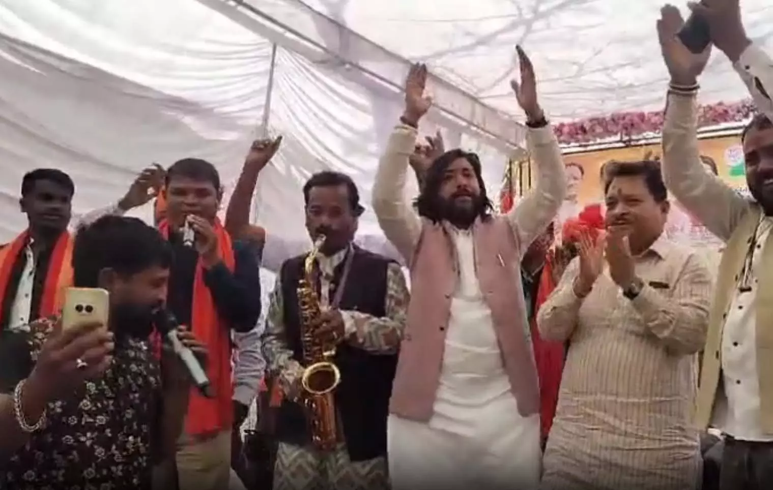 CG: नगर पालिका अध्यक्ष ने गाया देशभक्ति गीत, देखें VIDEO... CG: नगर पालिका अध्यक्ष ने गाया देशभक्ति गीत, देखें VIDEO...