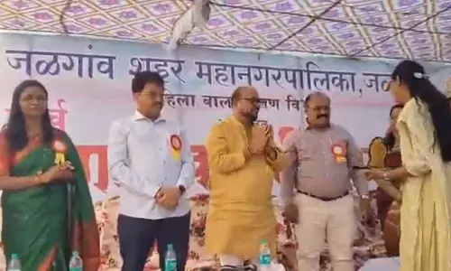 मंत्री ने महिलाओं को दिए आत्मरक्षा के गुर, पर्स में चाकू और मिर्च पाउडर रखे मंत्री ने महिलाओं को दिए आत्मरक्षा के गुर, पर्स में चाकू और मिर्च पाउडर रखे