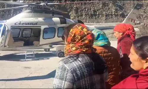 Himachal: उदयपुर में बर्फ से ढके तिंडी से 2 मरीजों को एयरलिफ्ट किया गया