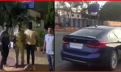BMW रोका और ट्रैफिक सिग्नल में किया पेशाब, युवक गिरफ्तार